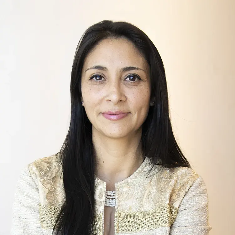 Leonor Caminos Headshot